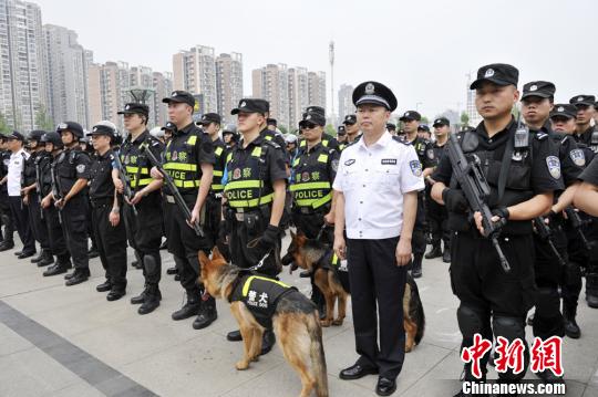 成都出动3000警力举行大规模反恐维稳实战合成演练