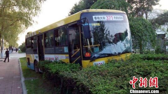 哈尔滨两辆公交车相撞致名21乘客入院 解培华 摄