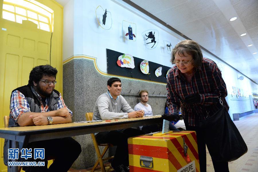 5月18日,在瑞士日内瓦,市民进行投票。瑞士18日举行全民公决,53.4%的投票者反对瑞士从瑞典购买22架“鹰狮”战斗机的计划。当天瑞士还同时进行了其他3项全民公决,在一项关于最低工资标准的问题上,瑞士人投票反对每小时22瑞士法郎最低工资标准动议。新华社记者王思维摄