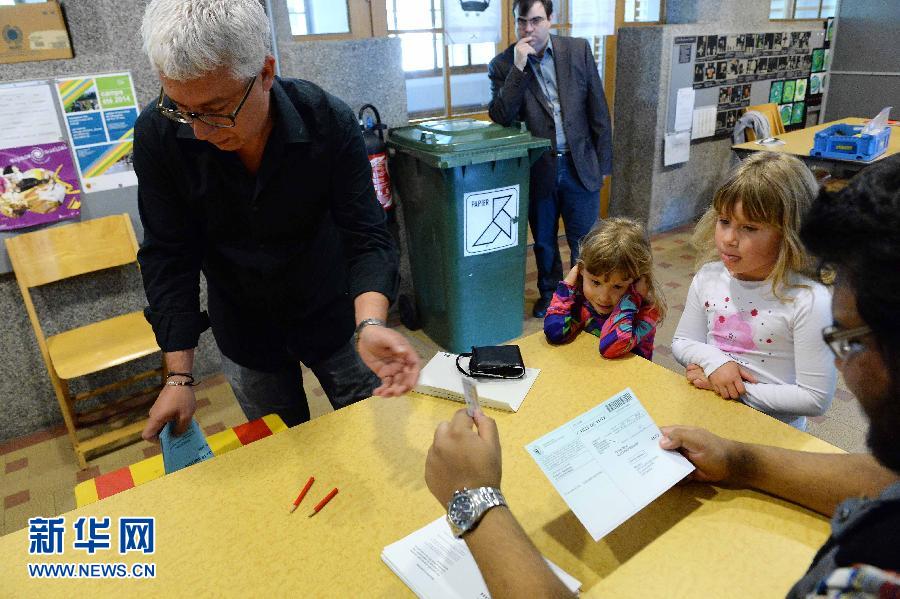 5月18日,在瑞士日内瓦,市民进行投票。瑞士18日举行全民公决,53.4%的投票者反对瑞士从瑞典购买22架“鹰狮”战斗机的计划。当天瑞士还同时进行了其他3项全民公决,在一项关于最低工资标准的问题上,瑞士人投票反对每小时22瑞士法郎最低工资标准动议。新华社记者王思维摄