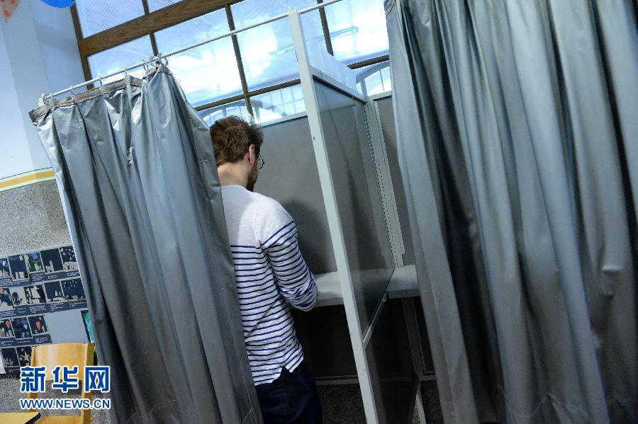 5月18日,在瑞士日内瓦,市民填写选票。瑞士18日举行全民公决,53.4%的投票者反对瑞士从瑞典购买22架“鹰狮”战斗机的计划。当天瑞士还同时进行了其他3项全民公决,在一项关于最低工资标准的问题上,瑞士人投票反对每小时22瑞士法郎最低工资标准动议。新华社记者王思维摄