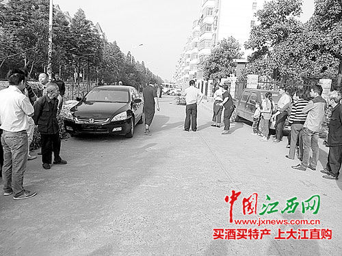 江西一男子遭遇飞车抢夺 开车追赶致两嫌犯死亡