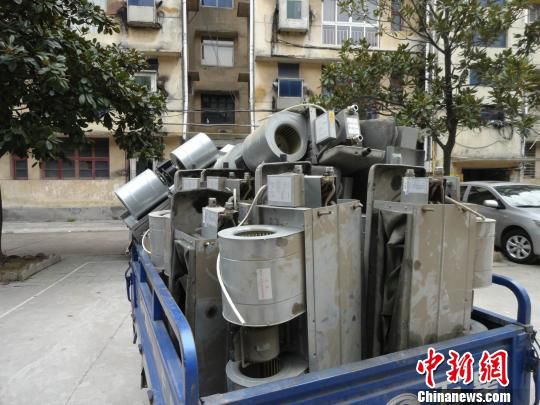 湖北“独行大盗”雇工人偷130台空调被擒(图）