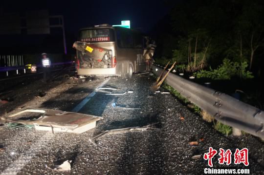 浙江高速凌晨“惊魂”大客车追尾货车致7伤1死