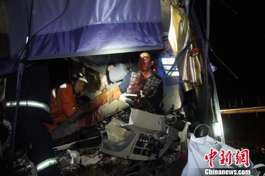 浙江高速凌晨“惊魂” 大客车追尾货车致7伤1死