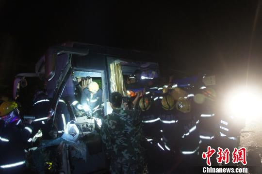 浙江高速凌晨“惊魂” 大客车追尾货车致7伤1死