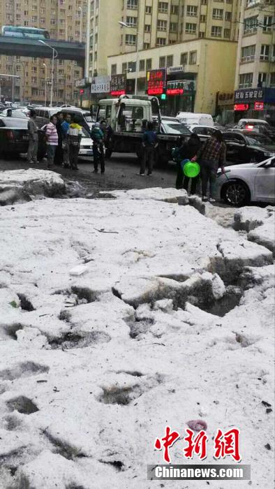 据黑龙江省气象台数据显示，18日哈尔滨市有阵雨，气温为10℃-20℃。受高空东北冷涡和地面低压共同影响，预计未来三天，哈尔滨市将继续以阵雨或雷阵雨天气为主，过程雨量可达中雨程度，气温变化幅度较小，降雨天气将持续到21日。解培华 摄