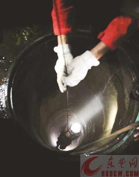 16日晚10时许，记者闻讯赶到现场，看到事发窨井内径大约70厘米，位于马路边5米远的一处茂密的灌木丛中，消防战士和民警已经展开救援。出事地点紧邻大棋路，没有灯光。