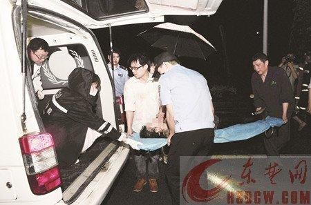 两名同伴久等也不见李某出现，另一女同伴遂下车寻找却不见其人，却听见从一个窨井内传来微弱的呼救声，这才发现李某掉进窨井里了。目前，李某仍在医院接受进一步救治。