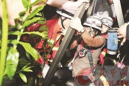 22时15分，胡进将救援设备佩戴到该女子身上。消防官兵一起转动滑轮，缓缓将该女子拉出井口。据女子同伴介绍，伤者姓李。当晚9时30分许，他们一行3人从大冶开车前往黄石，半路上李某突然内急，下车进入一旁的绿化带方便。