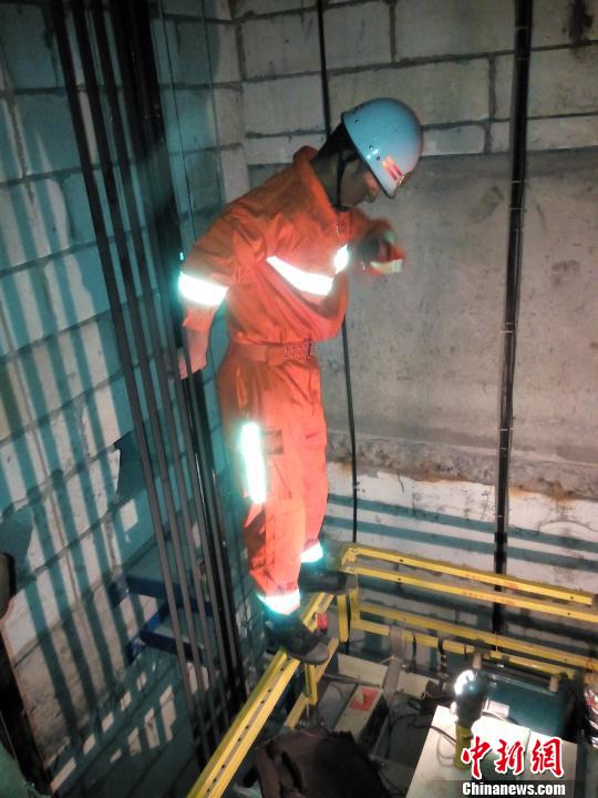 酒店电梯故障不愿报警致客人被困突发心脏病