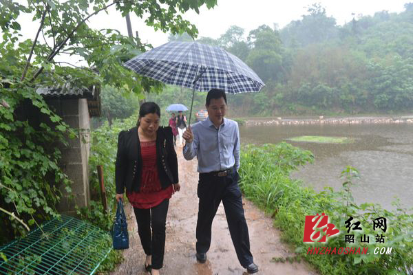 冒雨深入到昭山乡石金村,实地了解各项帮困措施的落实情况,并走访慰问