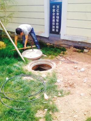 被剪断的光缆无法再使用，维护人员重新布放新光缆。 张佳 摄