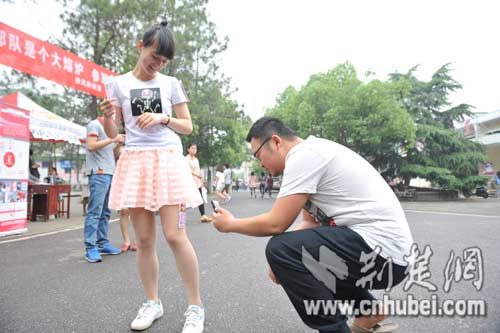 “ 觉得很好玩，看到了就想扫一扫 ”，路过的王同学说