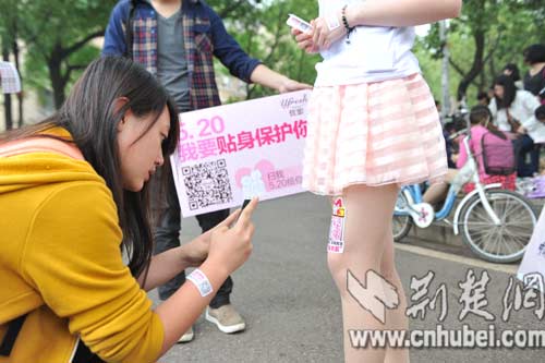 这些女生其实是在参与一个“出租身体做广告位”的创意营销活动