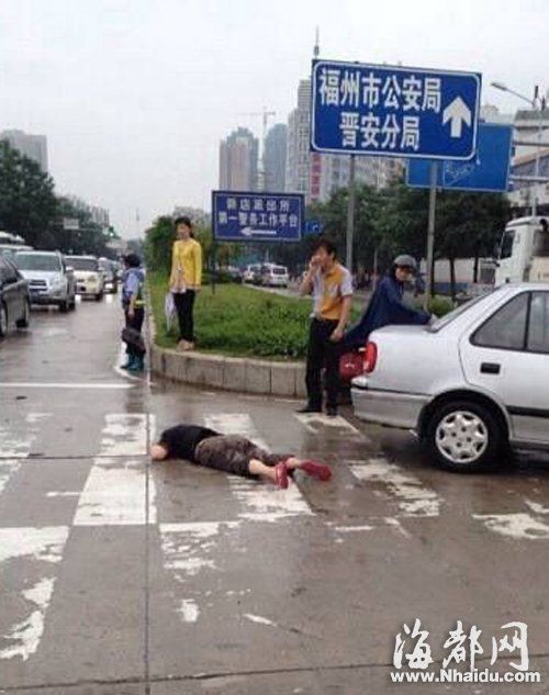 伤者已被路人从车底救出(网友供图)