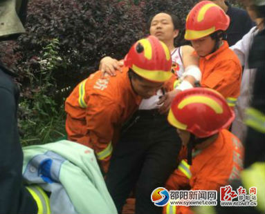 消防官兵在事故现场开展救援工作。