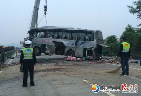 事故客车损毁严重。