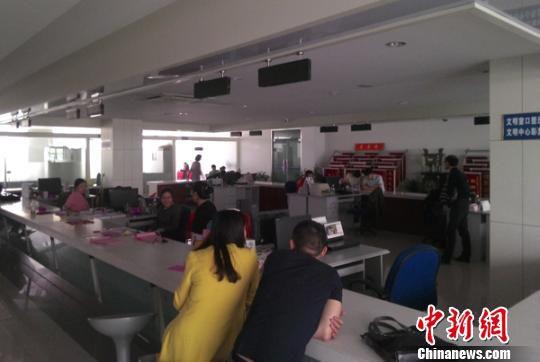 婚姻登记处“520”突停电新人等待3小时登记结婚