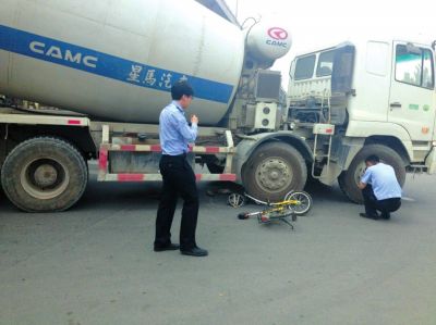 民警正在勘查事故现场。京华时报实习记者郑羽佳摄