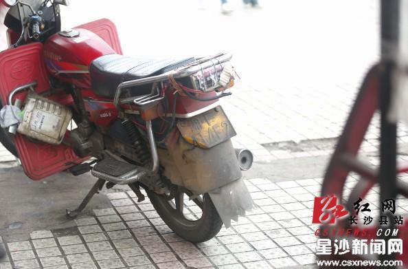 长沙县开展摩托车专项整治 车号牌半遮面扣1