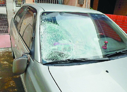 李姓男子轿车挡风玻璃碎裂,成为肇事逃逸的铁证。来源 台湾《联合报》