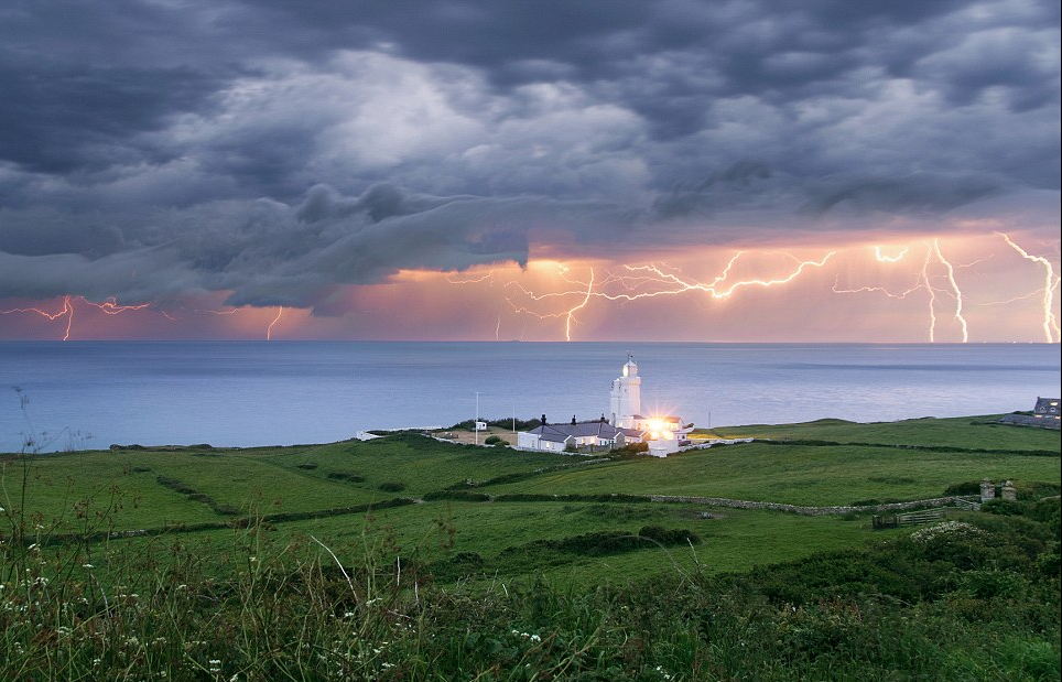 英国多地遭罕见雷暴袭击 民居被闪电击中