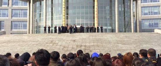 数千大庆油田职工聚集 抗议改变子女包分配制度