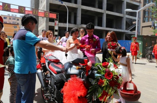 晋城小伙用公共自行车队迎娶新娘(图组)【7】