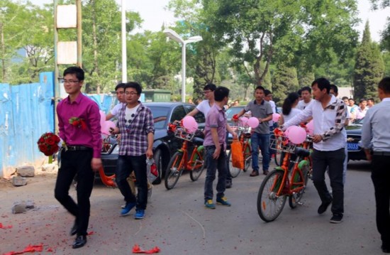 晋城小伙用公共自行车队迎娶新娘(图组)【3】