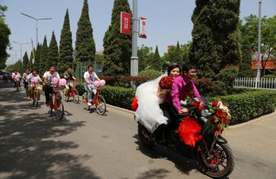 晋城小伙用公共自行车队迎娶新娘(图组)【2】