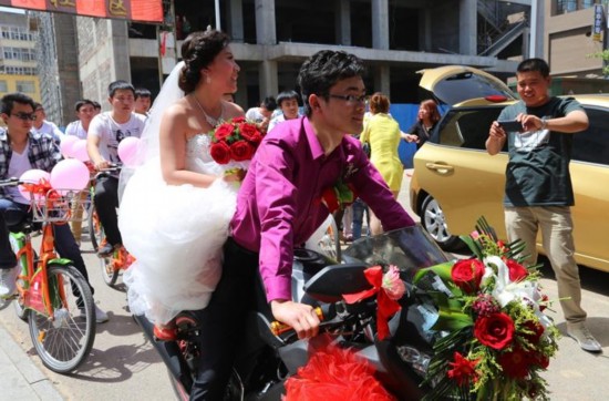 晋城小伙用公共自行车队迎娶新娘(图组)【8】