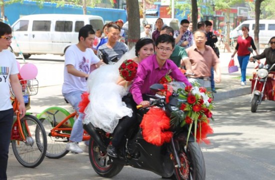 晋城小伙用公共自行车队迎娶新娘(图组)【10】