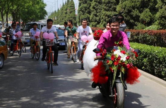 晋城小伙用公共自行车队迎娶新娘(图组)【11】
