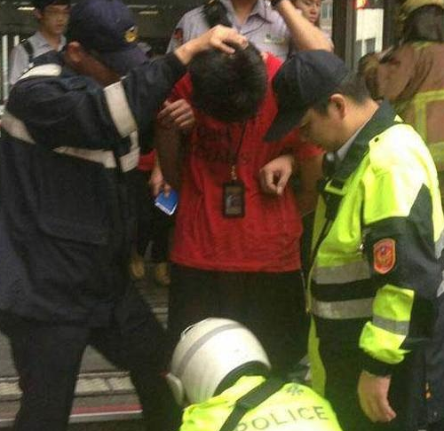 台北地铁随机砍人事件嫌犯为21岁大二男生