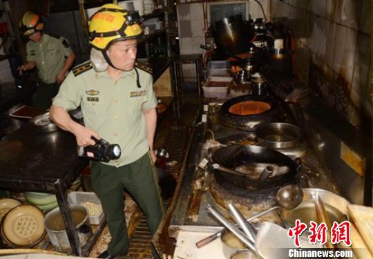 四川内江一餐馆发生爆炸致6人受伤（组图）