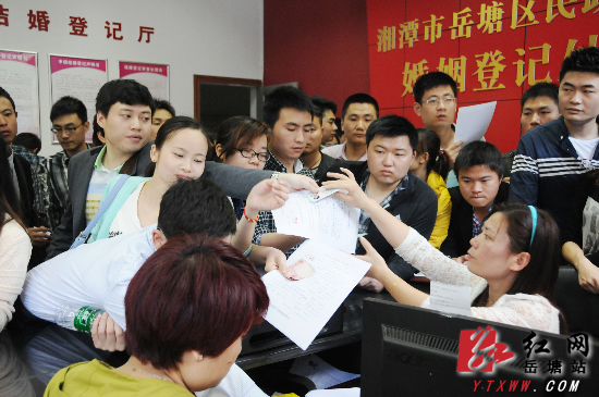 5·20结婚登记掀高潮 岳塘区仅一上午登记155对