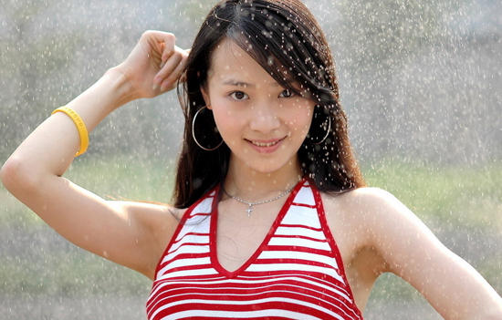 黄海波正牌女友曲栅栅泳装私照