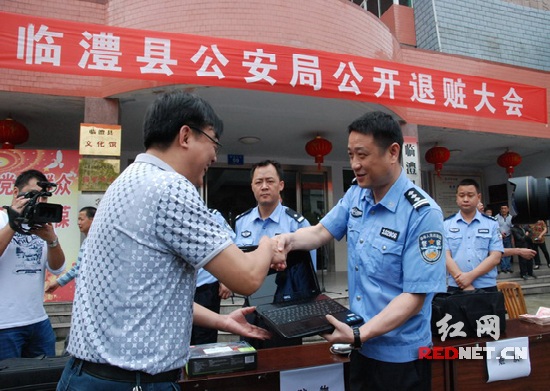 警方把财物退还给失主