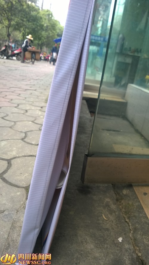 “梦想哥”王江发巨型信封 向新希望集团“乞讨”1亿元