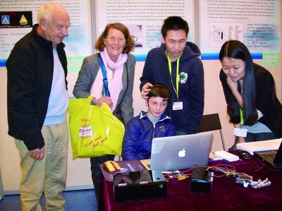 张江杰（左三）的两项发明在巴黎国际发明展览会上分获金奖和铜奖。通讯员 供图