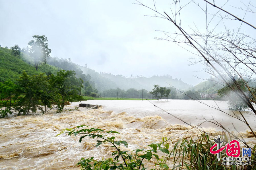 凌晨,江西省遂川县部分乡镇遭暴雨侵袭,降雨量达159毫米,导致山洪暴发