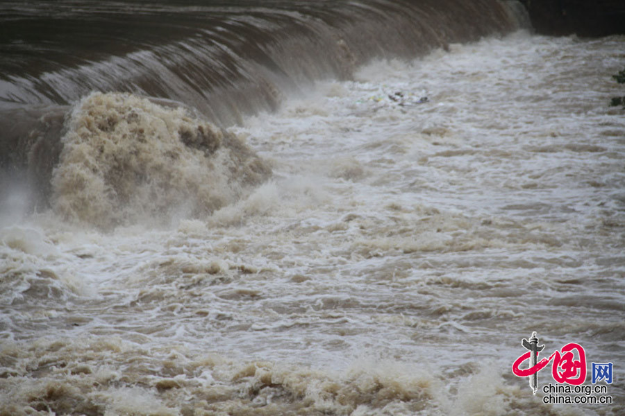 江西暴雨侵袭山洪暴涨