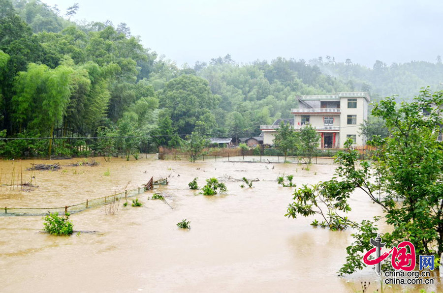 江西暴雨侵袭山洪暴涨