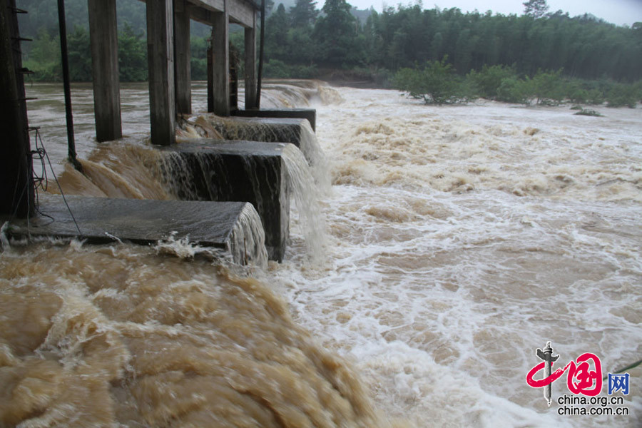江西暴雨侵袭山洪暴涨