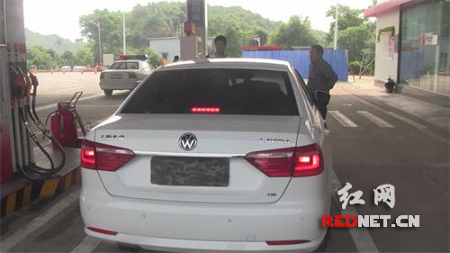 该车在服务区加油被民警发现