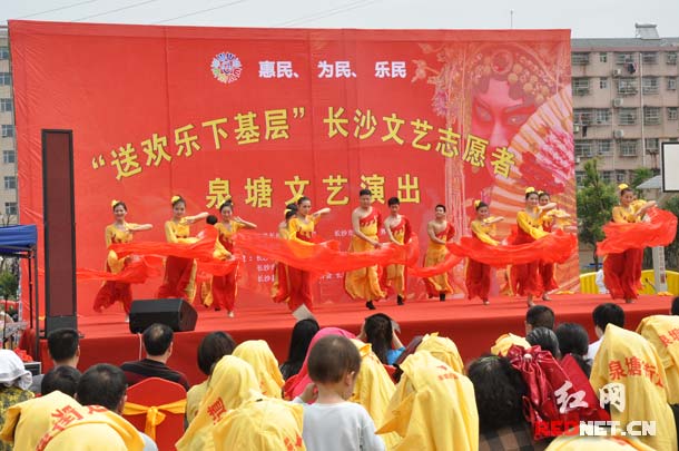 文艺演出中，街道产业工人艺术团与省市艺术家同台演出，受到居民的关注。