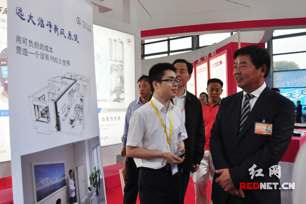 湖南省副省长何报翔[右一]出席开幕式并参观湖南展区。