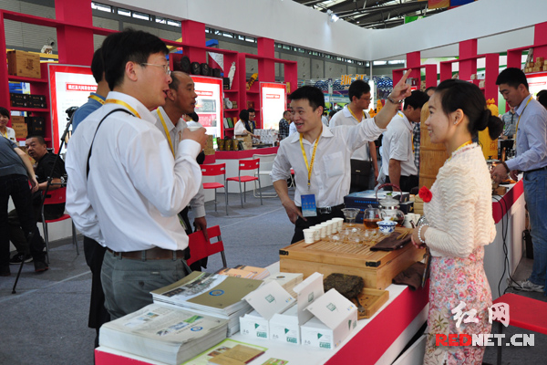 湖南黑茶企业向各方商客推广新产品。