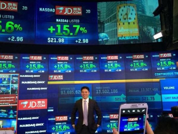 奶茶妹妹现身刘强东公司上市现场 网友:打脸了